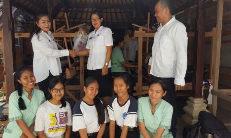 Penyerahan Bantuan Mesin Tenun di SMKN 4 Denpasar