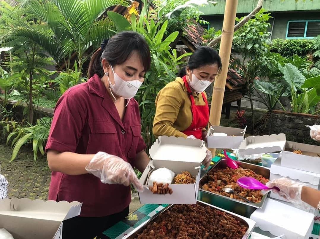 BANTUAN PT. PERTAMINA DI DAPUR UMUM “JABA PAON KALIASEM” KOTA DENPASAR