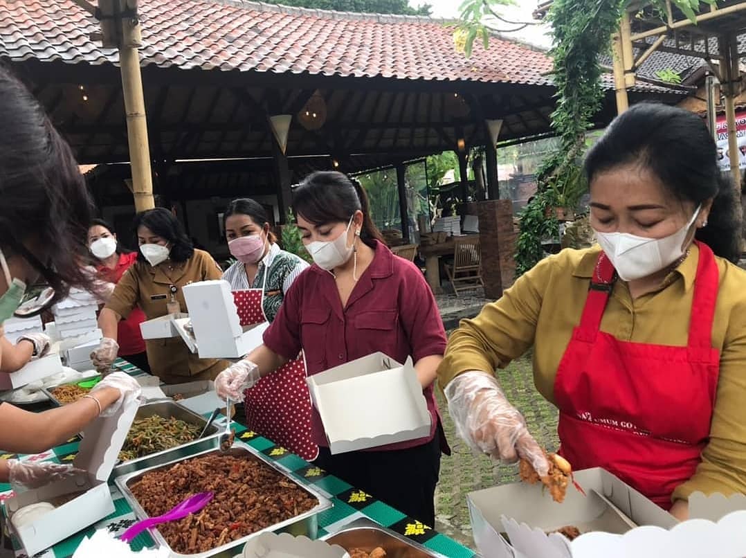 BANTUAN PT. PERTAMINA DI DAPUR UMUM “JABA PAON KALIASEM” KOTA DENPASAR