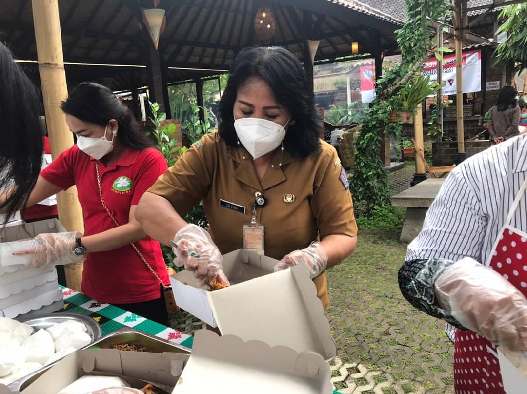 BANTUAN PT. PERTAMINA DI DAPUR UMUM “JABA PAON KALIASEM” KOTA DENPASAR