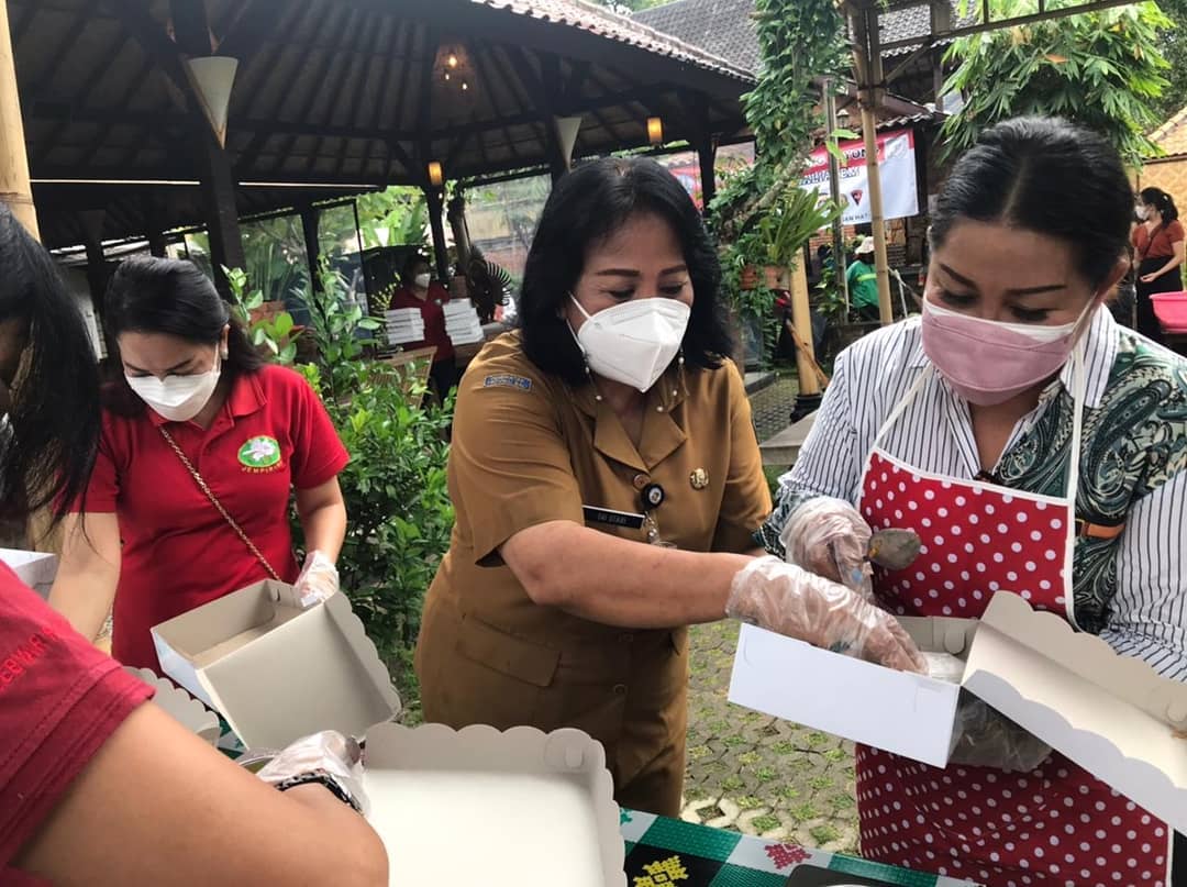 BANTUAN PT. PERTAMINA DI DAPUR UMUM “JABA PAON KALIASEM” KOTA DENPASAR