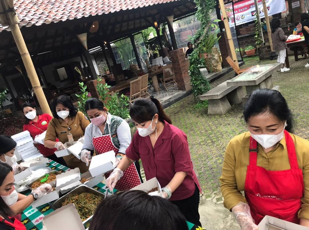 BANTUAN PT. PERTAMINA DI DAPUR UMUM “JABA PAON KALIASEM” KOTA DENPASAR