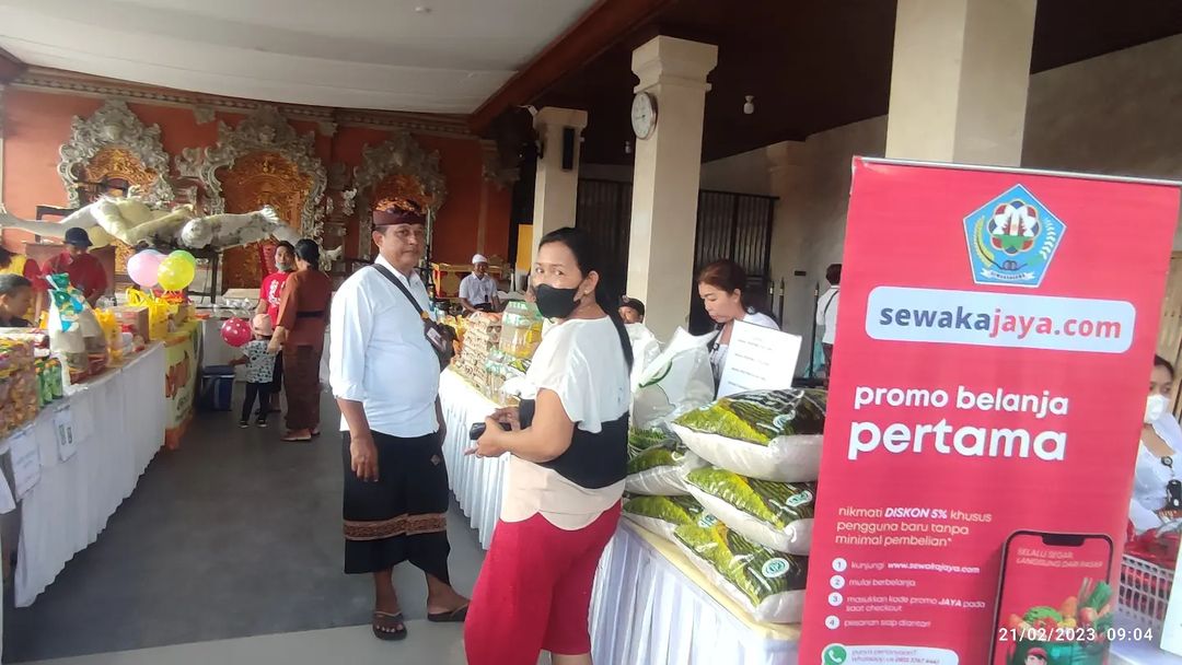 PELAKSANAAN KEGIATAN PASAR MURAH DALAM RANGKA PENGENDALIAN INFLASI DAERAH DAN HUT KOTA DENPASAR KE 235 DI BALAI BANJAR DADAKAN KELURAHAN PEGUYANGAN