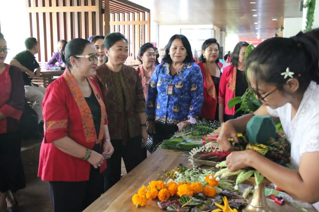KUNJUNGAN IBU KETUA BKOW PROVINSI BALI PADA PAMERAN GEMA TRIDATU