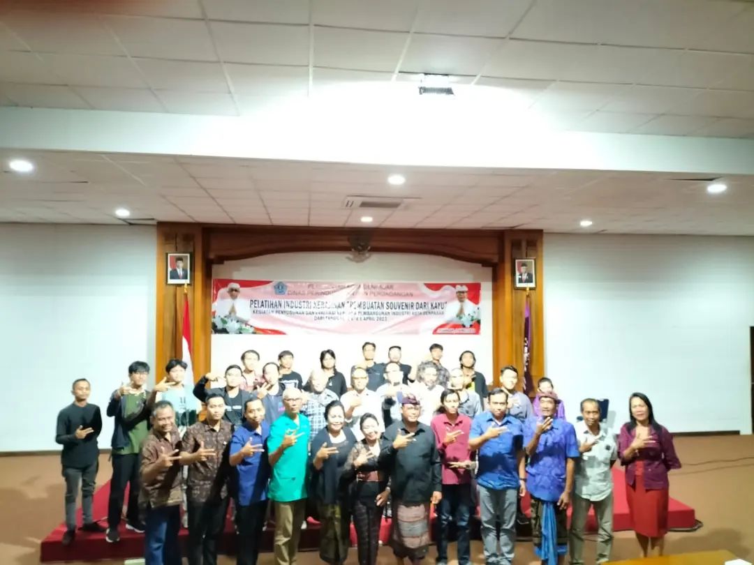 PEMBUKAAN PELATIHAN INDUSTRI KERAJINAN (PEMBUATAN SOUVENIR DARI KAYU)