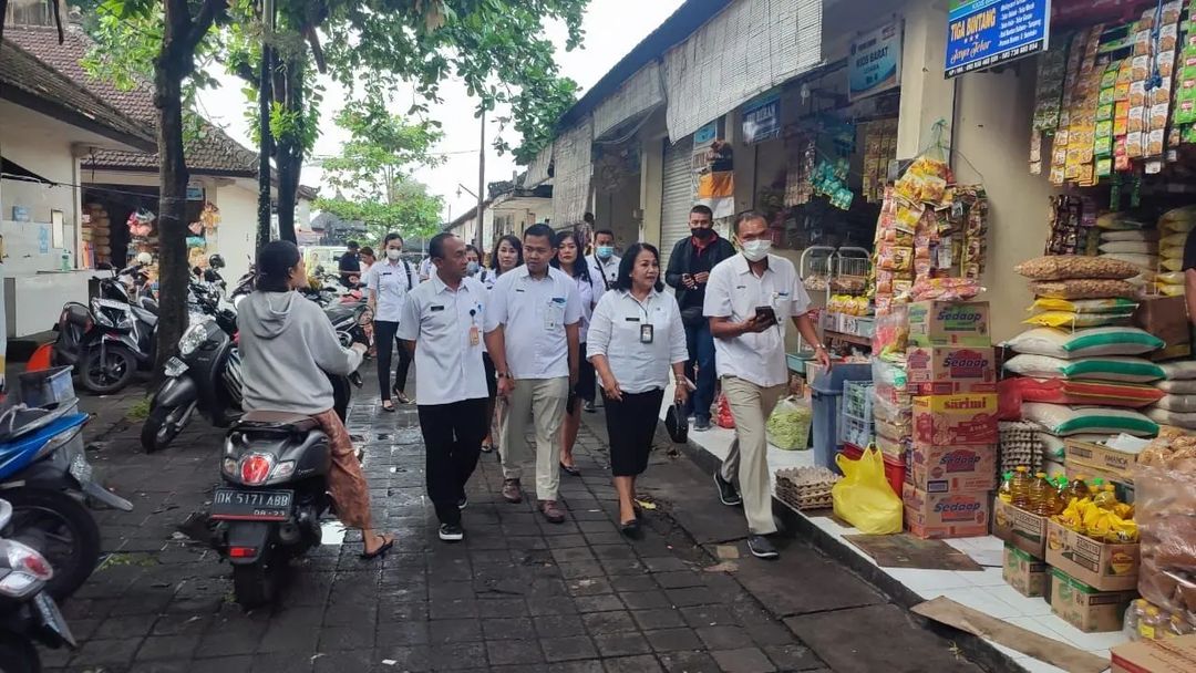 MONITORING DAN PEMANTAUAN HARGA BAHAN DAN KETERSEDIAAN BAHAN POKOK KE PASAR AGUNG PENINJOAN DAN PASAR KETAPEAN KESIMAN.