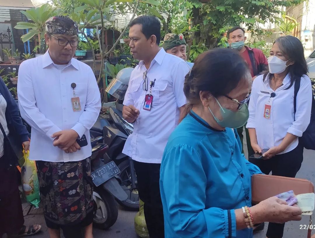 PELAKSANAAN KEGIATAN PASAR MURAH DALAM RANGKA PENGENDALIAN INFLASI DAERAH DAN HUT KOTA DENPASAR KE 235 DI DEPAN KANTOR PERBEKEL, DESA DAUH PURI KAUH