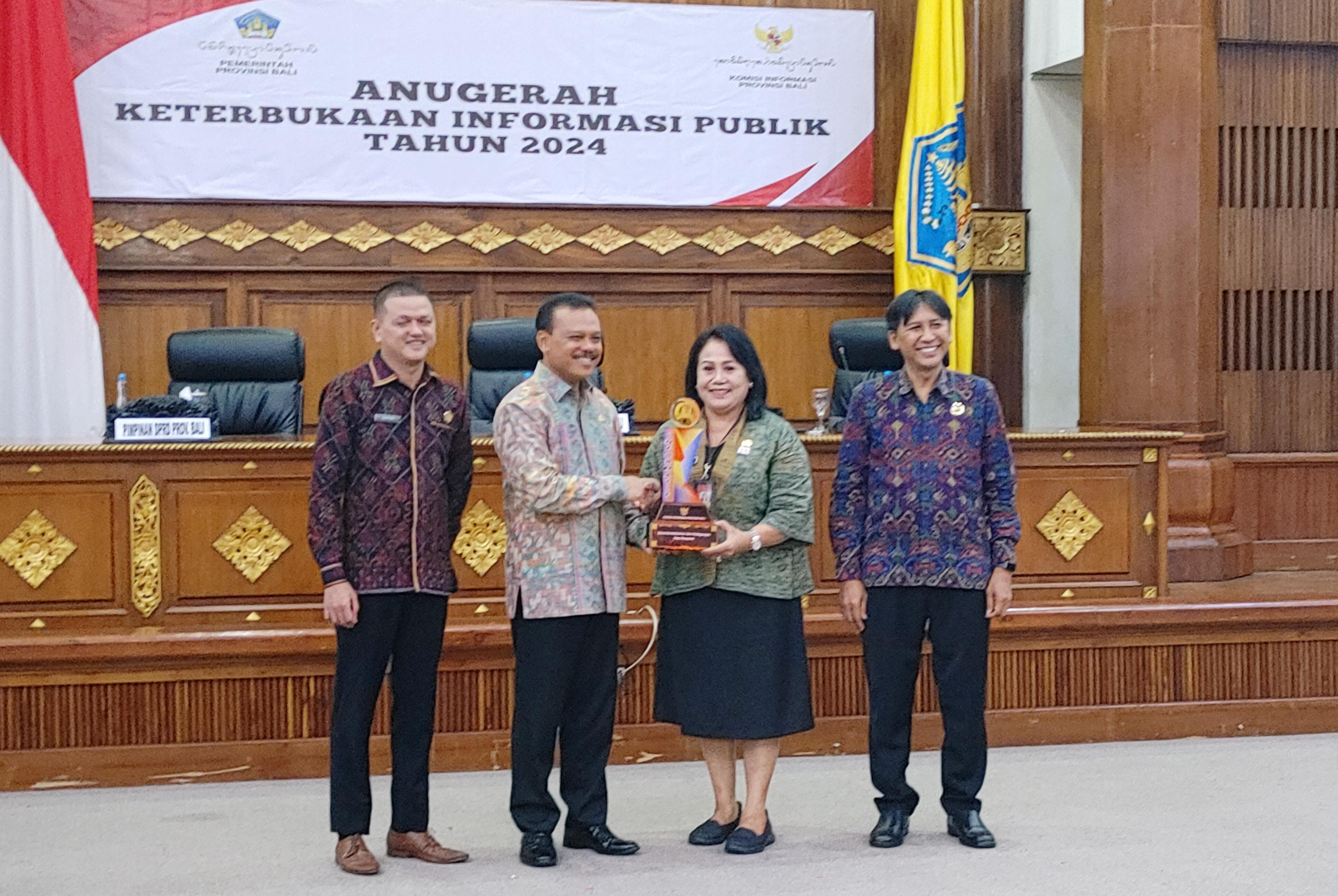 DINAS PERINDUSTRIAN DAN PERDAGANGAN KOTA DENPASAR MENERIMA ANUGERAH KETERBUKAAN INFORMASI PUBLIK 2024 KATEGORI INFORMATIF