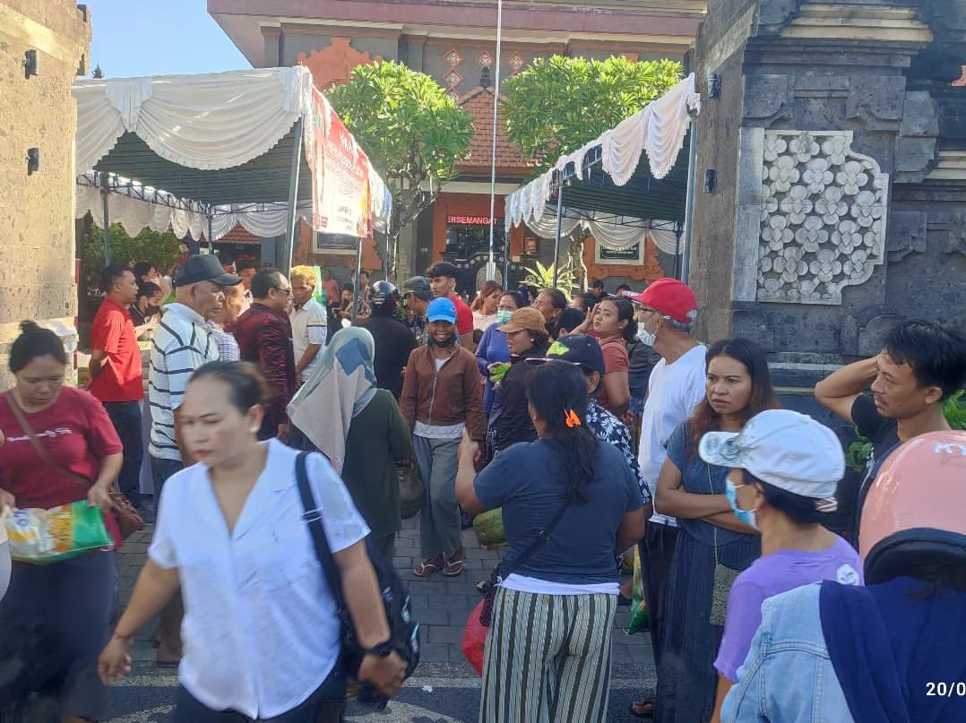 Pasar Murah Yang Diadakan di Halaman Kantor Desa Padangsambian Kelod