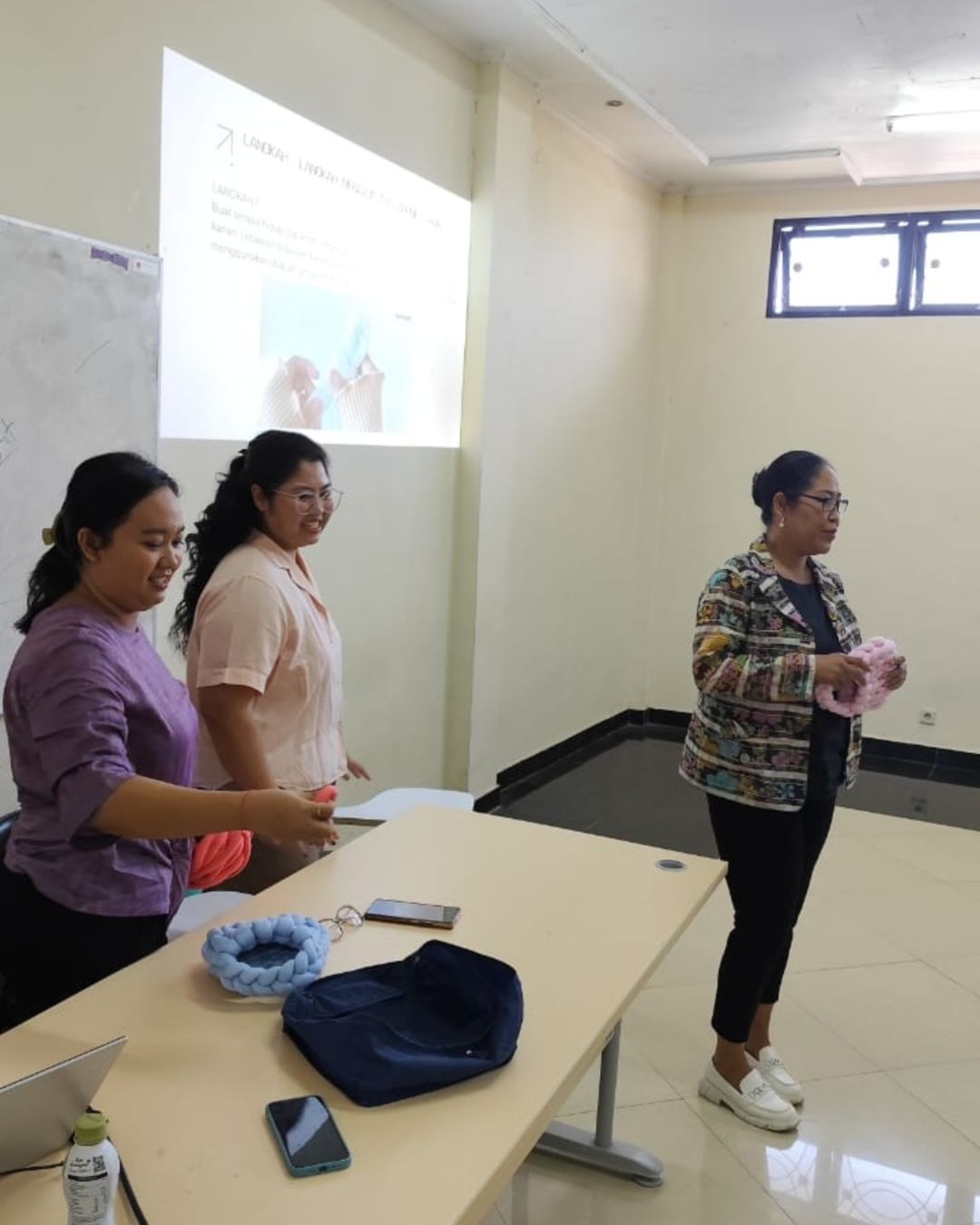 Pelatihan Merajut Tas Chunky di Denpasar: Upaya Tingkatkan Keterampilan dan Ekonomi IKM Kerajinan