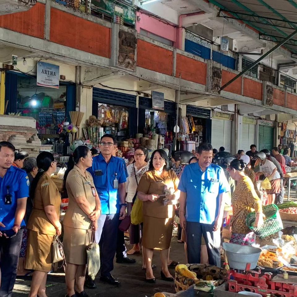 Perumda Pasar Sewakadarma Gelar Operasi Pasar di Pasar Badung dan Pasar Kereneng