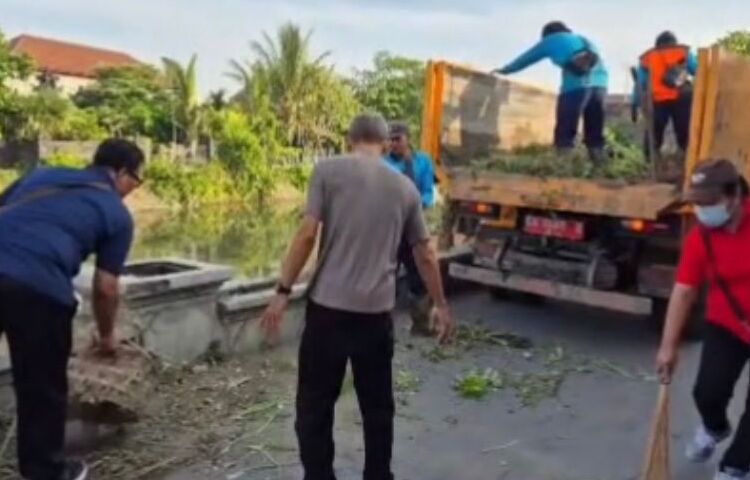 Pelaksanaan Kegiatan Gotong Royong Semesta Membersihkan Daerah Alur Tukad Badung