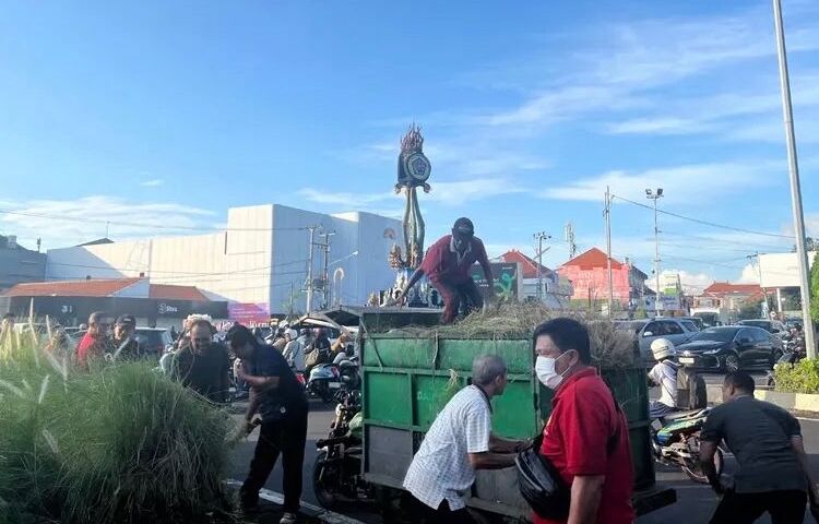 Kegiatan Kerja Bakti Di Desa Dauh Puri Kauh Dalam Semangat Menjaga Kebersihan Lingkingan Serta Mempererat Hubungan Antara Instansi Pemerintah Dan Masyarakat