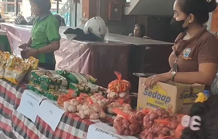 Pelaksanaan Kegiatan Pasar Murah Dalam Rangka Pengendalian Inflasi Daerah Di Kota Denpasar Yang Bertempat Di Balai Banjar Tampak Gangsul Desa Dangin Puri Kauh Kecamatan Denpasar Utara