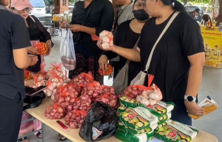 Pelaksanaan Kegiatan Pasar Murah Dalam Rangka Pengendalian Inflasi Daerah Di Kota Denpasar Yang Bertempat Di Wantilan Pura Dalem Sudha Desa Sidakarya Kecamatan Denpasar Selatan