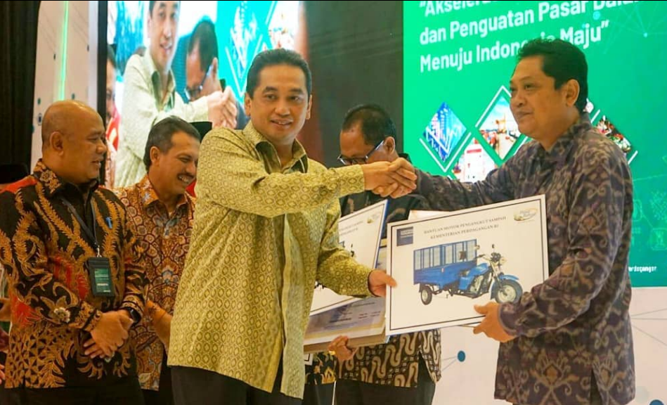 PENYERAHAN SERTIFIKAT SNI PASAR KERTAWARINGIN SARI
