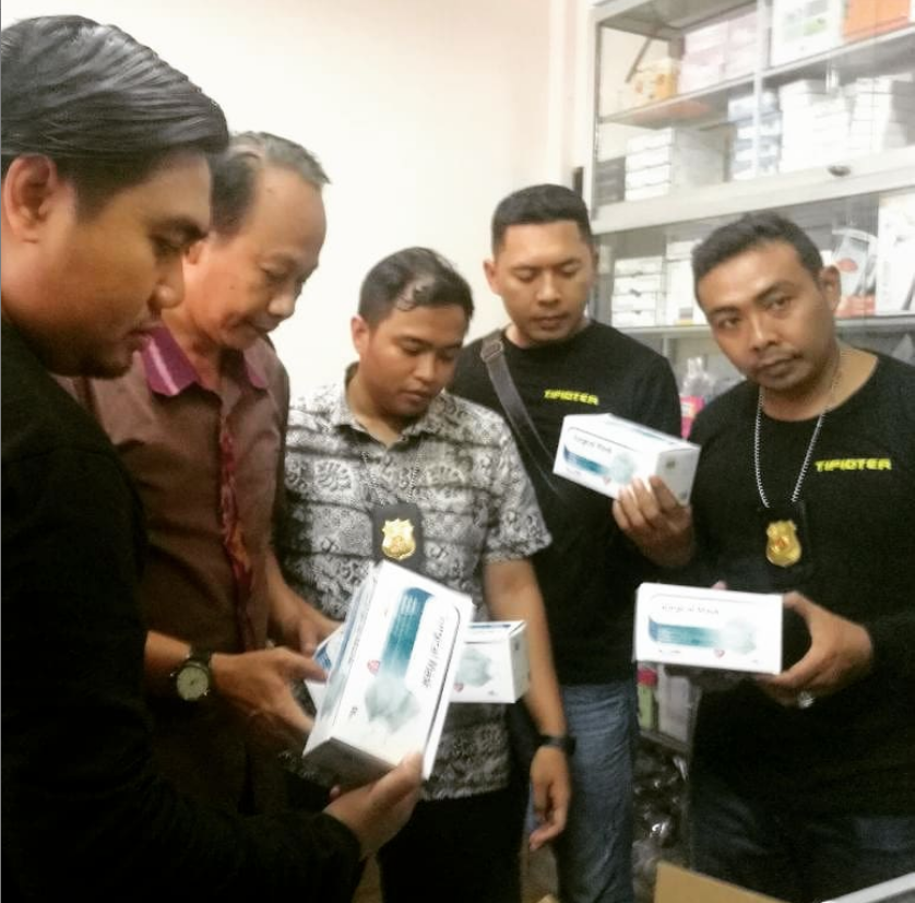CEGAH PENIMBUNAN MASKER, POLRESTA DENPASAR BERSAMA DISPERINDAG DENPASAR GELAR SIDAK KE APOTIK DAN DISTRIBUTOR ALKES