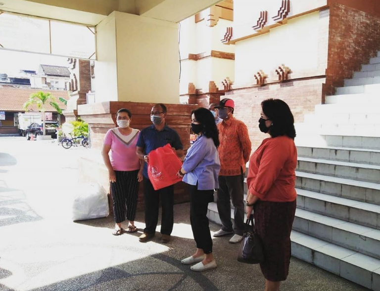 PEMBAGIAN MASKER UNTUK PEDAGANG PASAR RAKYAT DI KOTA DENPSAR