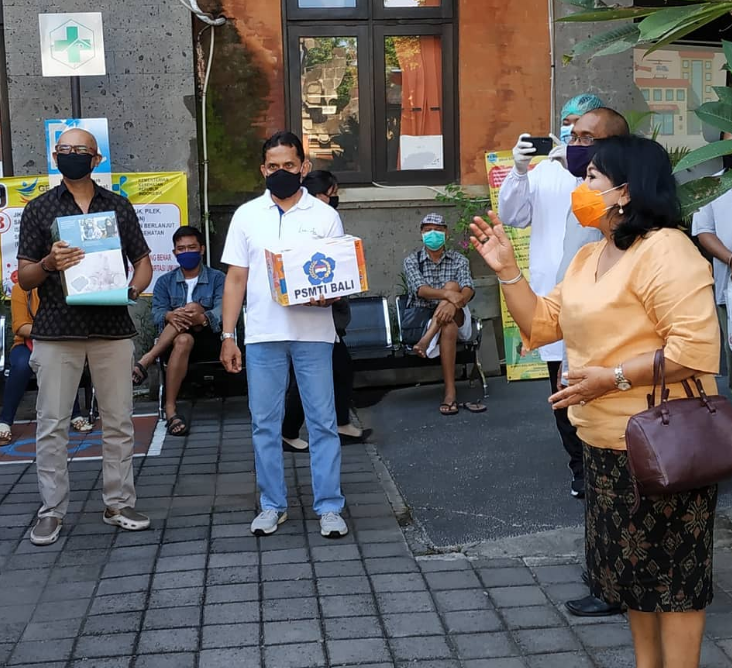 PENYERAHAN BANTUAN APD DARI PAGUYUBAN MARGA TIONGHOA DI PUSKESMAS DENPASAR TIMUR DAN DENPASAR BARAT YANG DIDISTRIBUSIKAN MELALUI DISPERINDAG DENPASAR