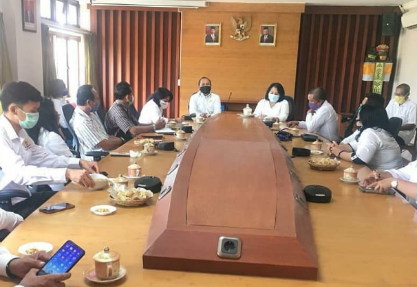 AUDIENSI DISPERINDAG DENGAN PENGURUS KADIN DENPASAR