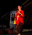 MEMUKAU, PENAMPILAN SISWA SMA DAN IBU IBU DHARMA WANITA DALAM PERGELARAN APRESIASI CITA BORDIR DAN ENDEK DENPASAR FESTIVAL