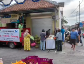 melaksanakan kegiatan Pasar Murah di Depan Gereja Oekumene Syalom Jalan Gunung Kapur, Desa Tegal Kertha Kecamatan Denpasar Barat