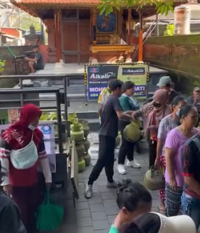 Pemerintah Desa Tegal Harum bekerja sama dengan Dinas Perindustrian dan Perdagangan (Disperindag) Kota Denpasar kembali melaksanakan kegiatan pasar murah LPG 3 kg pada Jumat (30/01/2026). 