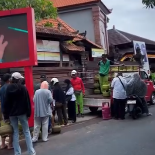 Pemerintah Desa Tegal Harum bekerja sama dengan Dinas Perindustrian dan Perdagangan (Disperindag) Kota Denpasar melaksanakan pasar murah Liquefied Petroleum Gas (LPG) 3 kilogram (kg) di Kantor Perbekel Tegal Harum pada Senin (09/02/2026). 