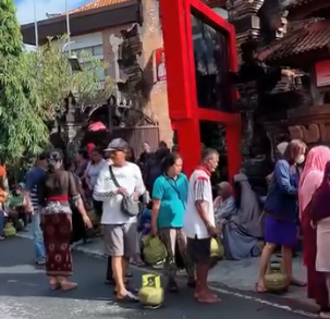 kegiatan pasar murah LPG 3 kg yang bertempat di Kantor Perbekel Tegal Harum pada Kamis (12/03/2026). 