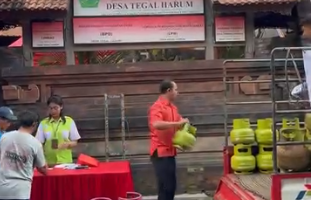 Pelaksanaan pasar murah LPG 3 kg kembali diselenggarakan pada Selasa (10/03/2026) bertempat di Kantor Perbekel Tegal Harum. 