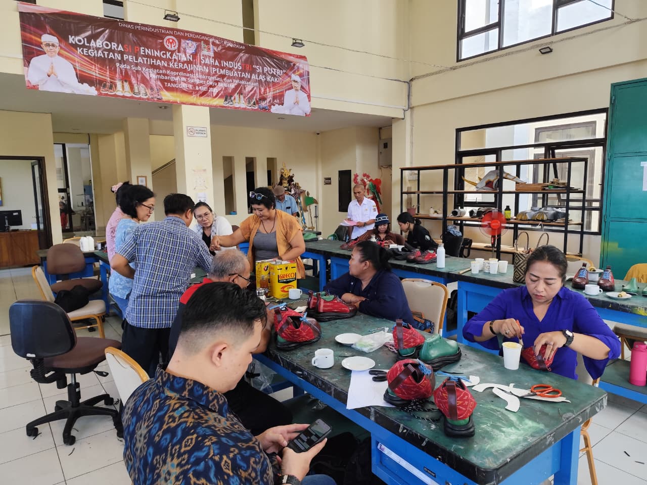 Tingkatkan Daya Saing IKM, Disperindag dan BDI Denpasar Gelar Pelatihan Industri Kerajinan Alas Kaki